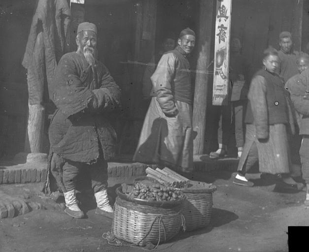 Témoignage de la présence européenne en Chine, vers 1905, Scène de rue : petit vendeur de rue