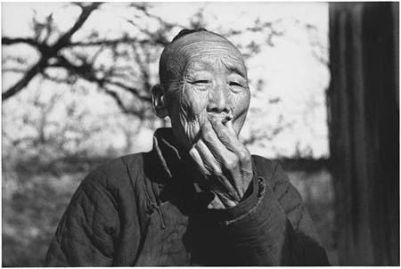 Denise Colomb, Eunuque, près de Pékin, Chine, 1937 ; [ Portrait d'homme fumant une cigarette ], 1937 ©Ministère de la Culture (France), MPP, diff. RMN-GP. 