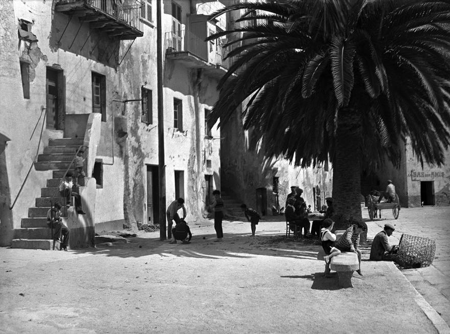 ANDRÉ KERTÉSZ, CALVI, ENFANTS JOUANT SUR UNE PLACE, MAI 1933