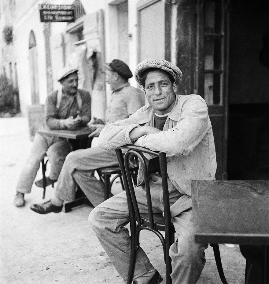 ANDRÉ KERTÉSZ, PÊCHEURS ASSIS À LA TERRASSE D'UN CAFÉ, BONIFACIO, MAI 1933