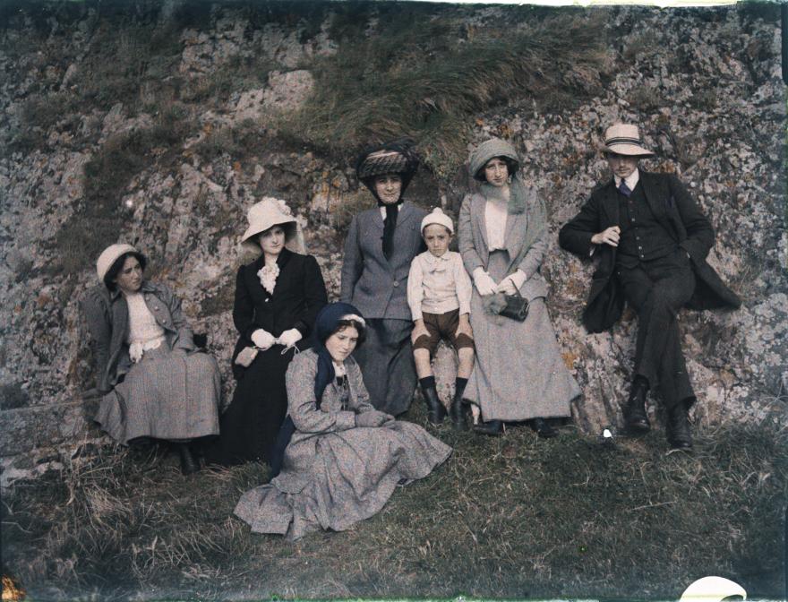 Jules Antoine, Groupe assis sur une dune : Marthe Antoine à droite, Jean Antoine à gauche, un petit garçon au centre entre deux femmes, 1905-1912