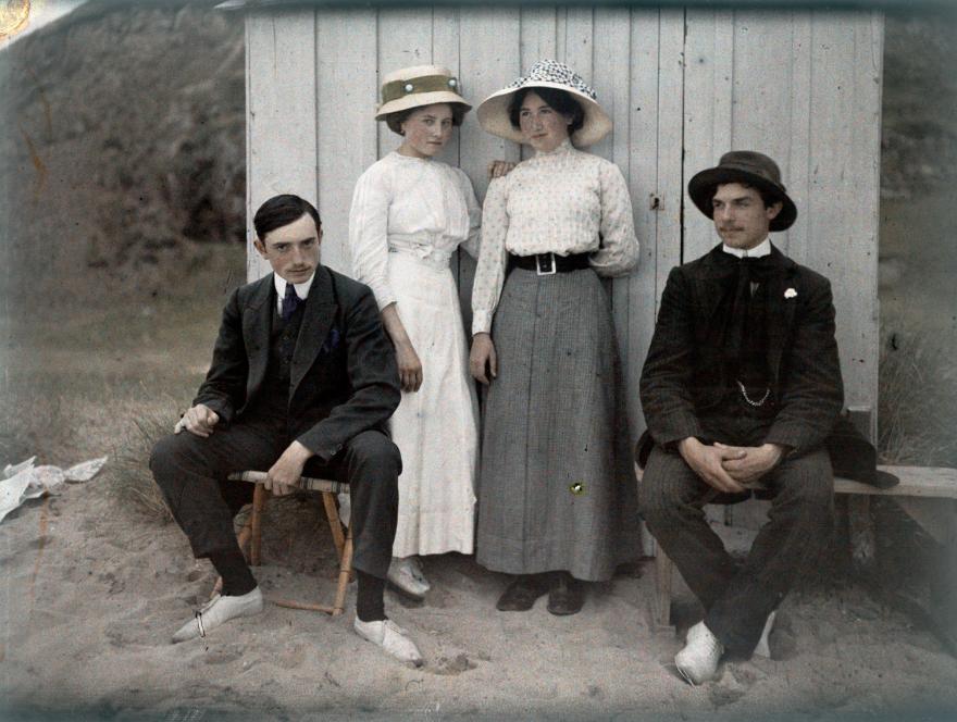 Jules Antoine, Marthe et Jean Antoine avec leurs cousins devant une cabine de plage, 1905-1912
