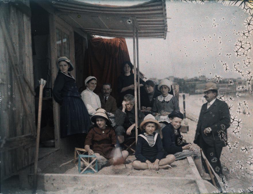 Jules Antoine, Groupe devant une cabine de plage, Marthe Antoine en arrière-plan, le second mari de Marie-Louise Roussel-Bruyère à gauche, 1905-1912