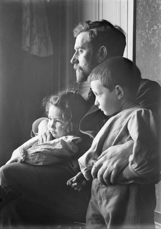 Jules Antoine, De profil, tenant dans ses bras Marthe et Jean enfants, 1897-1905