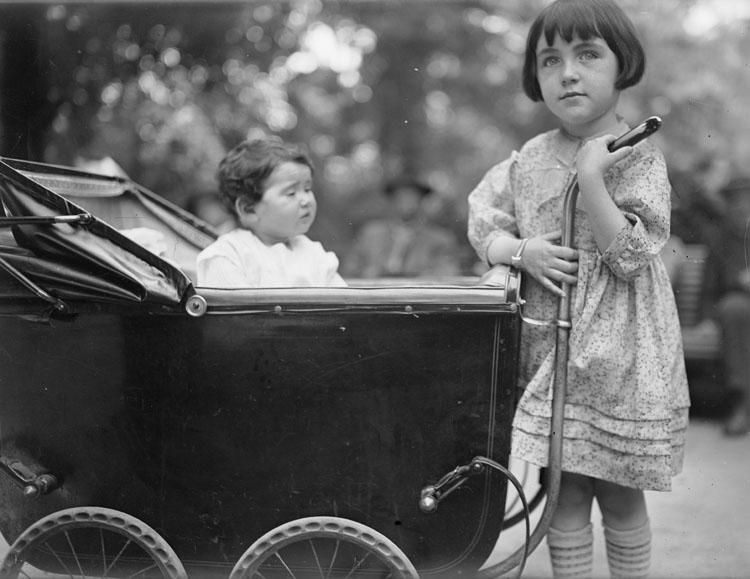 Jules Antoine, Agnès dans son landeau, Anne à ses côtés, années 1930