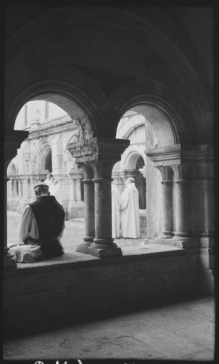 Georges Jouven, Abbaye de Fontenay : moines méditant dans le jardin du cloître