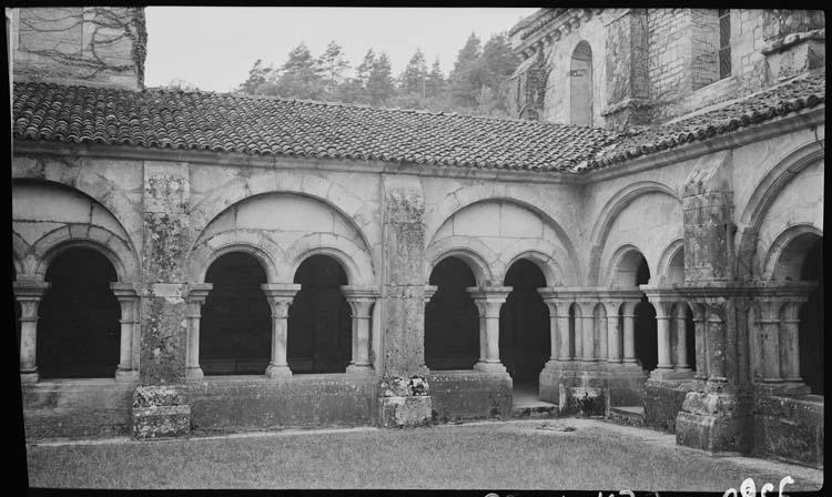 Georges Jouven, Abbaye de Fontenay : arcades du cloître, 1958