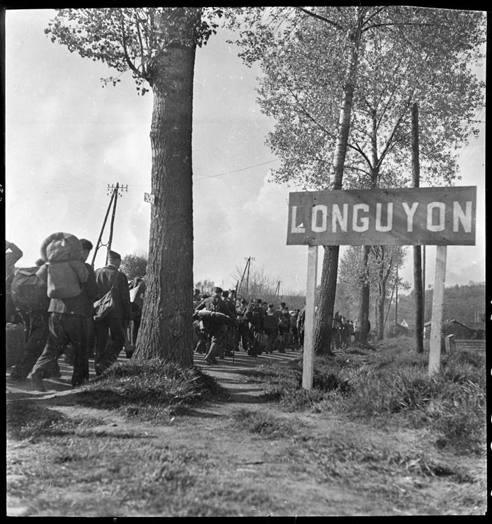 Willy Ronis, Le retour des prisonniers, départ du camp de Longuyon (Meurthe-et-Moselle), 1945