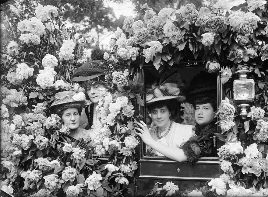 Jules Séeberger et Louis Séeberger, Fête des Fleurs : femmes dans une calèche fleurie, Bois de Boulogne, Paris, France, 1907-1911