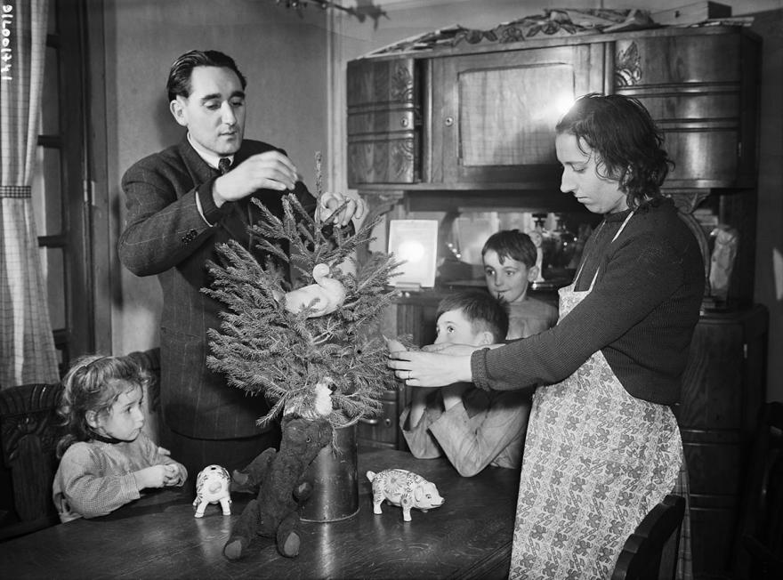 Emile Muller, Noël ouvrier : Parents décorant un petit sapin de Noël avec leurs trois enfants, années 1950