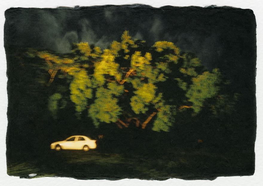 Dolorès Marat, La voiture sous l’arbre, Corse, 2000, 19h, tirage couleur, procédé Fresson