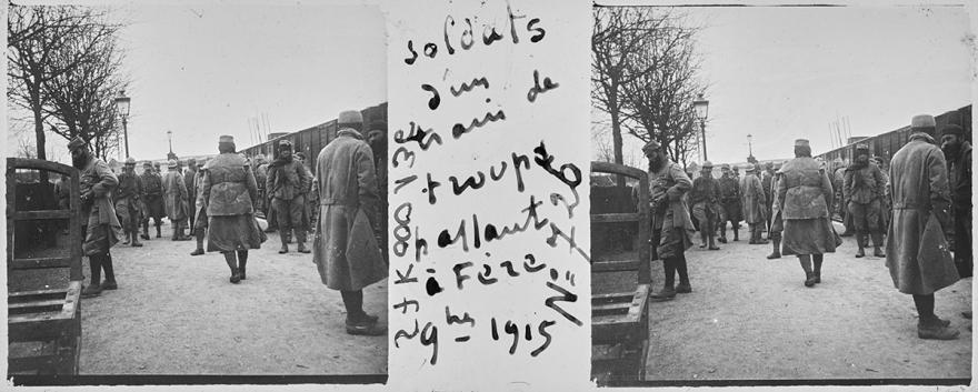 Soldats embarquant dans un train de troupes à Fère-en-Tardenois (Aisne), novembre 1915, positif stéréoscopique noir et blanc pour projection sur plaque de verre