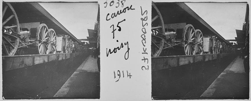 Canons de 75 chargés sur un wagon, Noisy-le-Sec (Seine-Saint-Denis), 1914, positif stéréoscopique noir et blanc pour projection sur plaque de verre