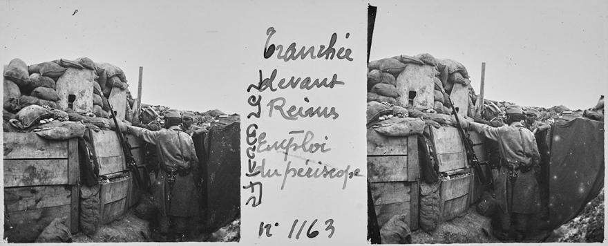 Tranchée devant Reims : soldat observant au périscope, 1914-1916, positif stéréoscopique noir et blanc pour projection sur plaque de verre