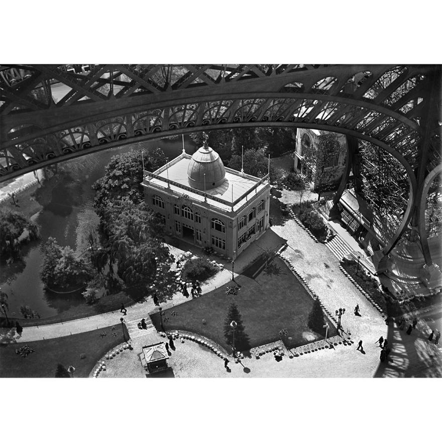 Exposition universelle de 1900 : plongée depuis une arche de la Tour Eiffel, Paris, avril à novembre 1900