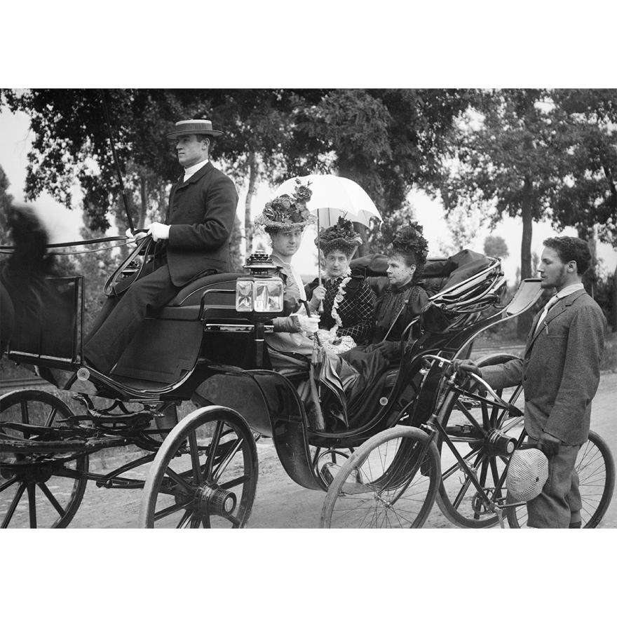 Alexandrine Zola, Élina Laborde et Amélie Laborde assises dans un fiacre conduit par le cocher Joseph, à côté d’Albert Laborde tenant le guidon de sa bicyclette, Médan, 1894-1902