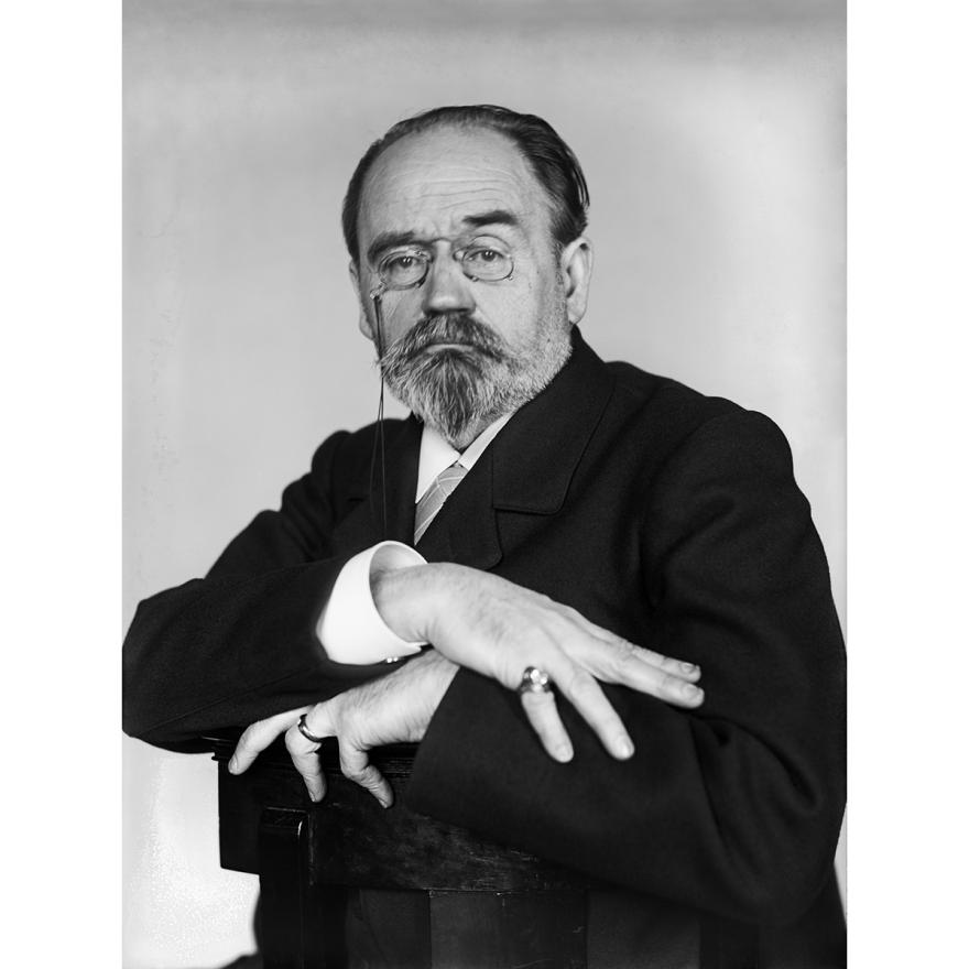 Autoportrait d’Émile Zola appuyé contre un dossier de chaise, 1894-1902