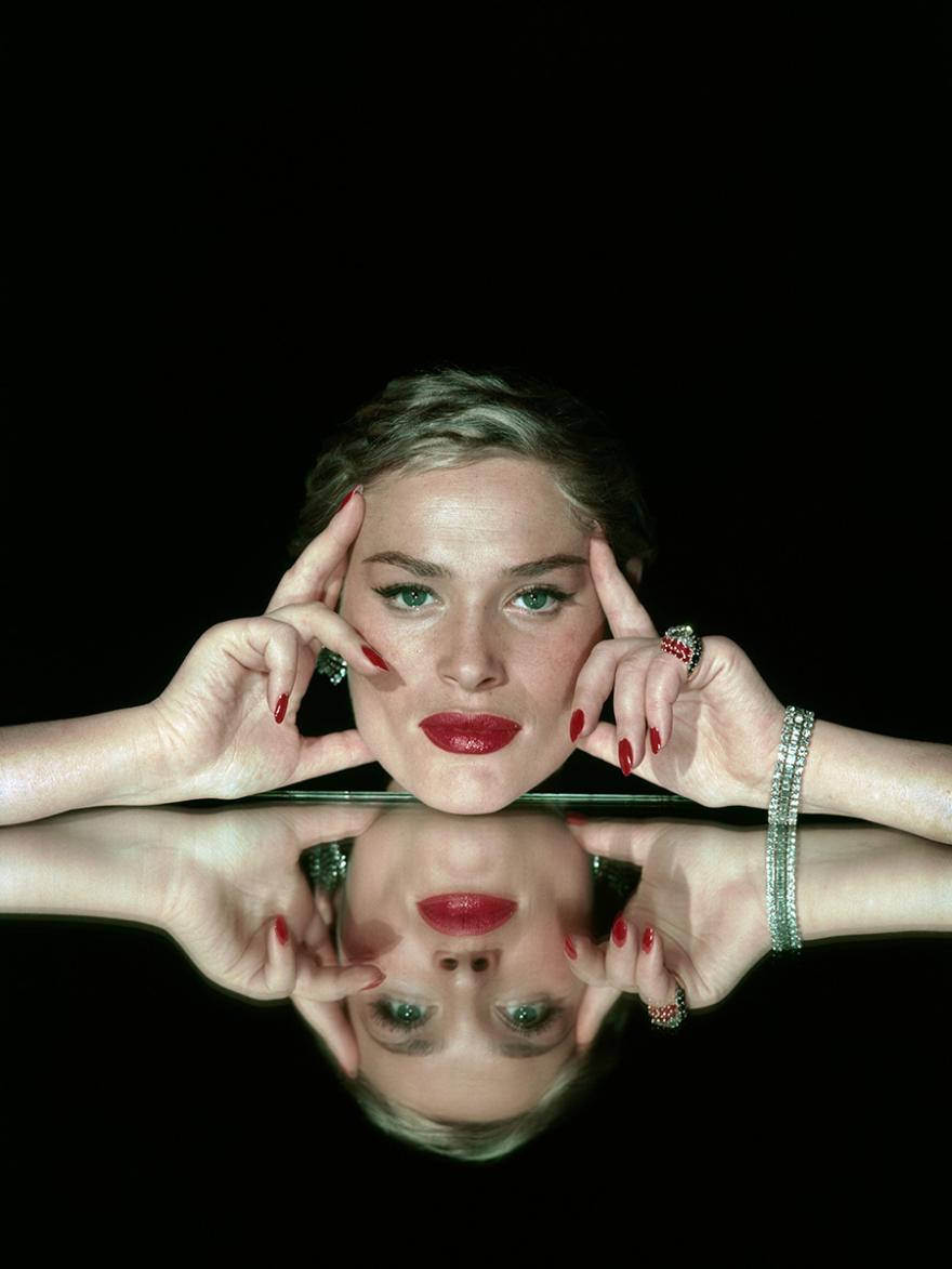 Bella Darvi, Jeu de miroir avec visage et mains