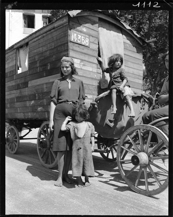 Une femme et deux enfants sur une roulotte