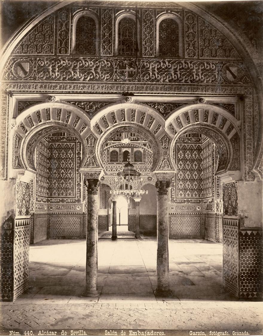 intérieur avec colonnes et arches 