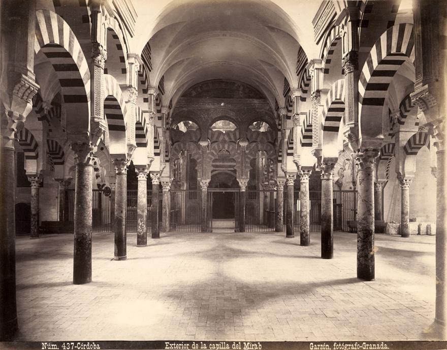 couloir avec colonnes 