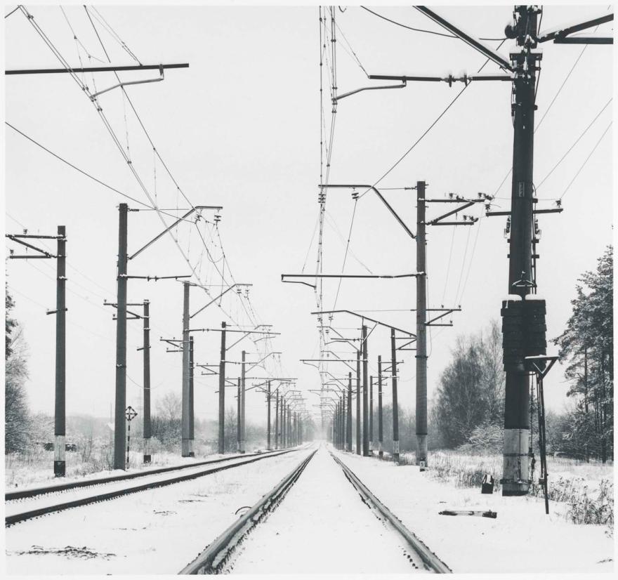 poteaux électriques de chemin de fer sous la neige 