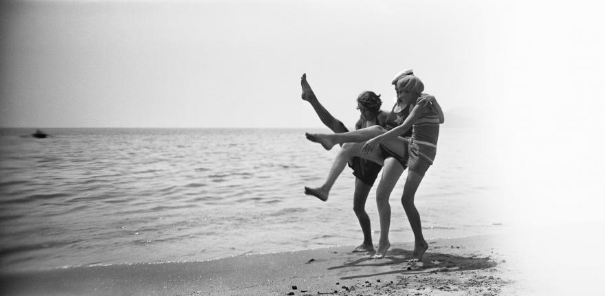 personnes jouant sur la plage