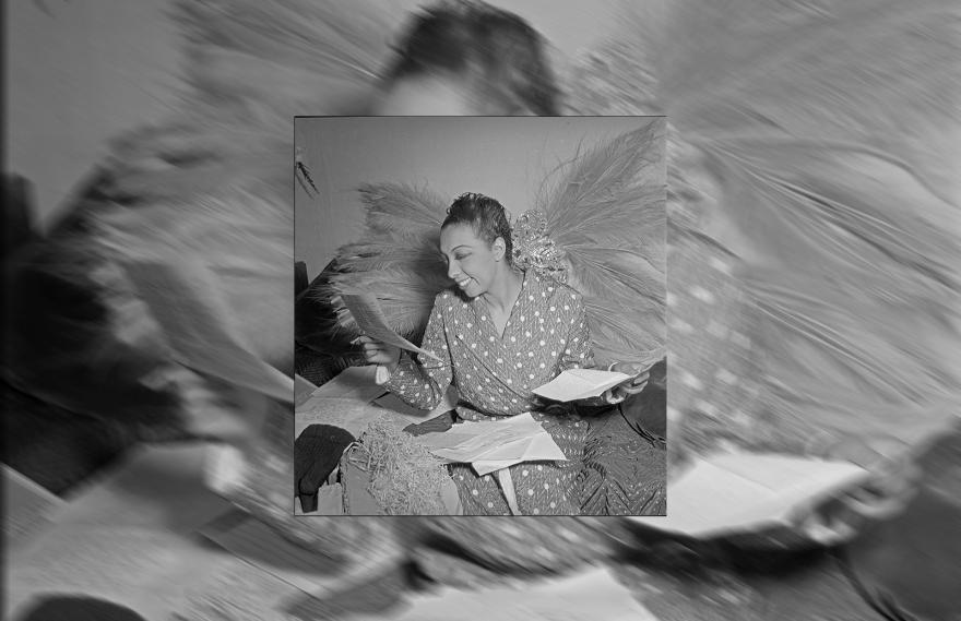 Joséphine Baker lisant son courrier