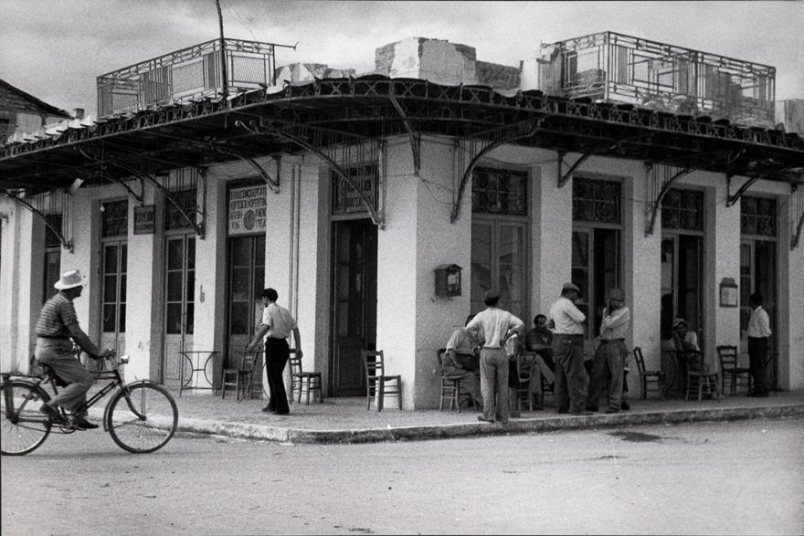 Gilles Ehrmann, Café où - selon la pancarte - les chauffeurs de camions d'Athènes se réunissent, 1962