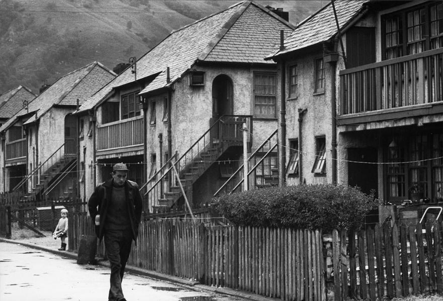 Gilles Ehrmann, Homme passant dans une rue du vieux quartier ouvrier, 1962