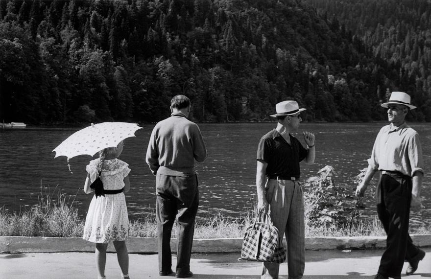 Gilles Ehrmann, Promeneurs au lac Ritza, 1956