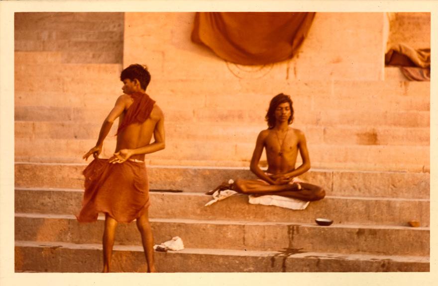Gilles Ehrmann, Yogi sur les marches au bord d'un fleuve, 1968