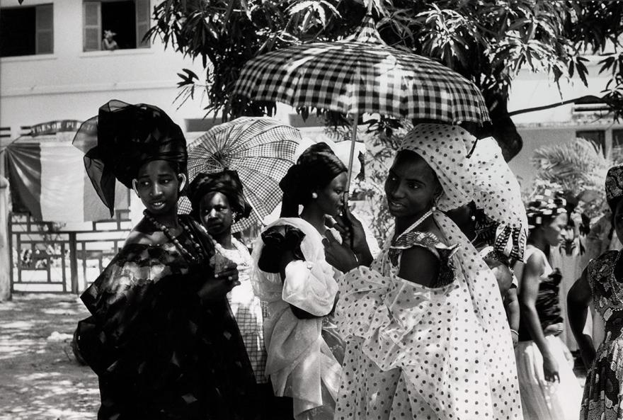 Gilles Ehrmann, Groupe de femmes élégamment vêtues, Guinée, 1959