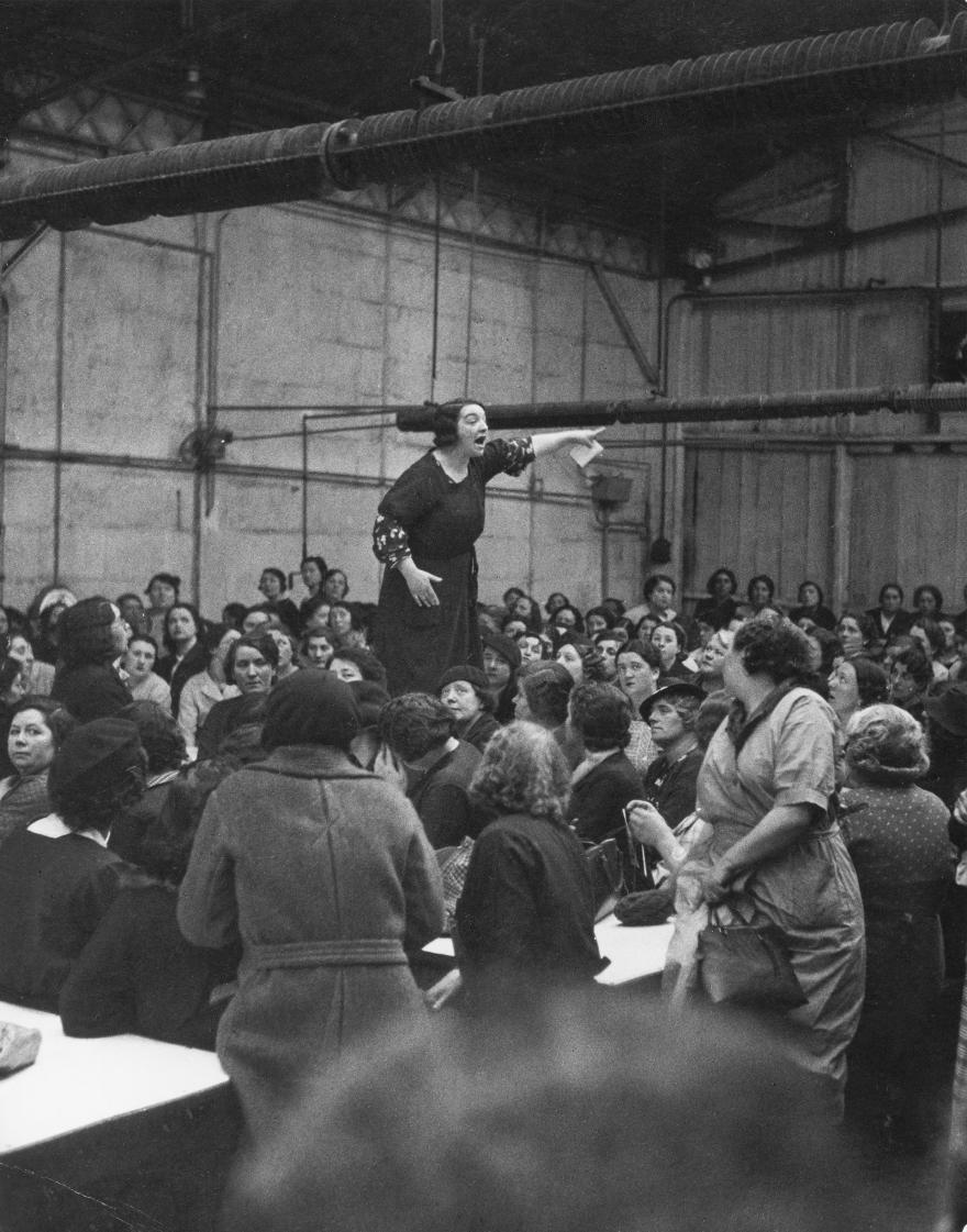  Willy Ronis, Rose Zehner pendant une grève chez Citroën, Javel, Paris, 1938.