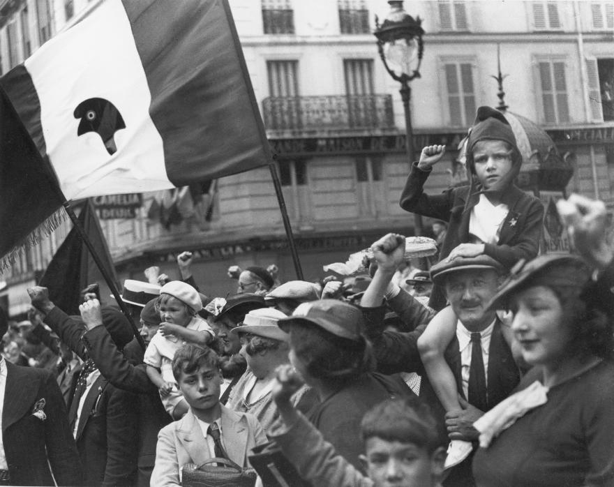 Willy Ronis, Pendant le défilé de la victoire du Front populaire, rue Saint-Antoine, Paris, 14 juillet 1936