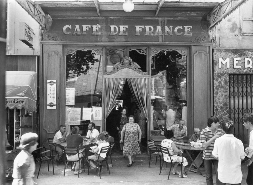 Willy Ronis, Le café de France, L'Isle-sur-la-Sorgue (Vaucluse), 1979.