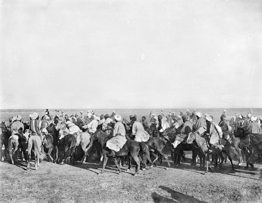 Paul Nadar, Cavaliers turkmènes s'affrontant lors du Bozkachi, Türkmenabat (Turkénistan),1890