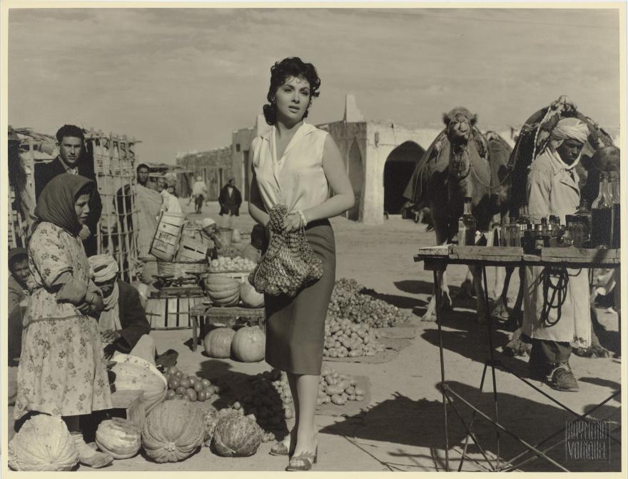 Raymond Voinquel, Gina Lollobrigida au milieu du marché dans le film le grand jeu, Algérie, 1954 © Ministère de la Culture (France), MPP, diff RMN-GP
