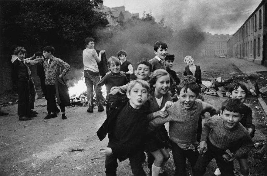 Christine Spengler, Enfants de Londonderry (Irlande du Nord), 1972 © Donation Christine Spengler, Ministère de la Culture (France), MPP