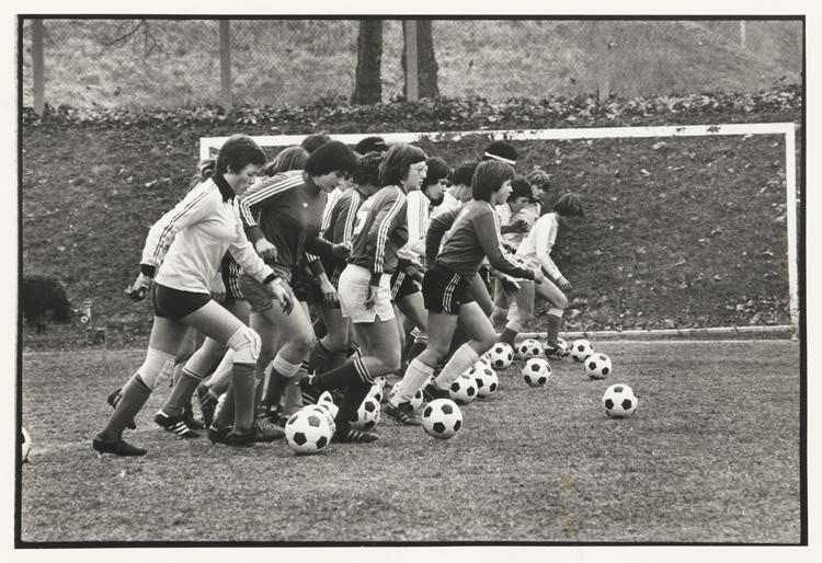Michel Delluc, entrainement d'une équipe féminine de football