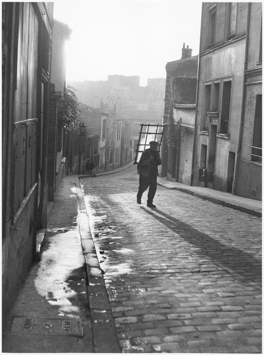 Willy Ronis, Vitrier rue Laurence-Savart, Paris, 1948 © Donation Willy Ronis, ministère de la Culture (France), MPP, diff. RMN-GP