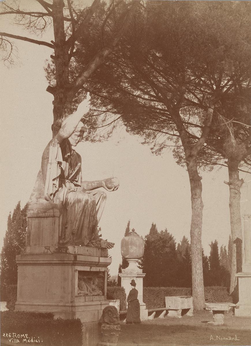Statue de la déesse Rome dans les jardins de la Villa Médicis, Rome, Italie, 1885