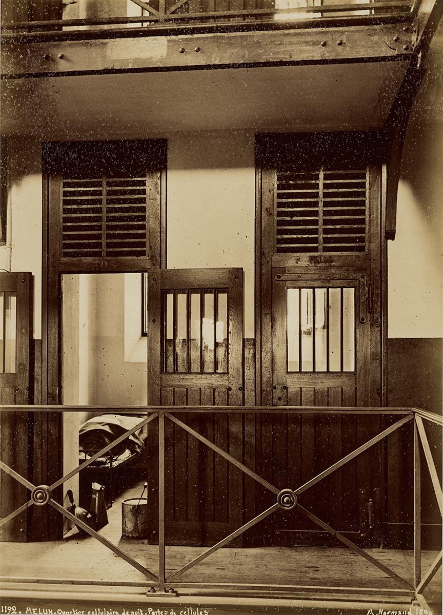 Portes de cellules la nuit, prison de Melun, Seine et Marne, 1890