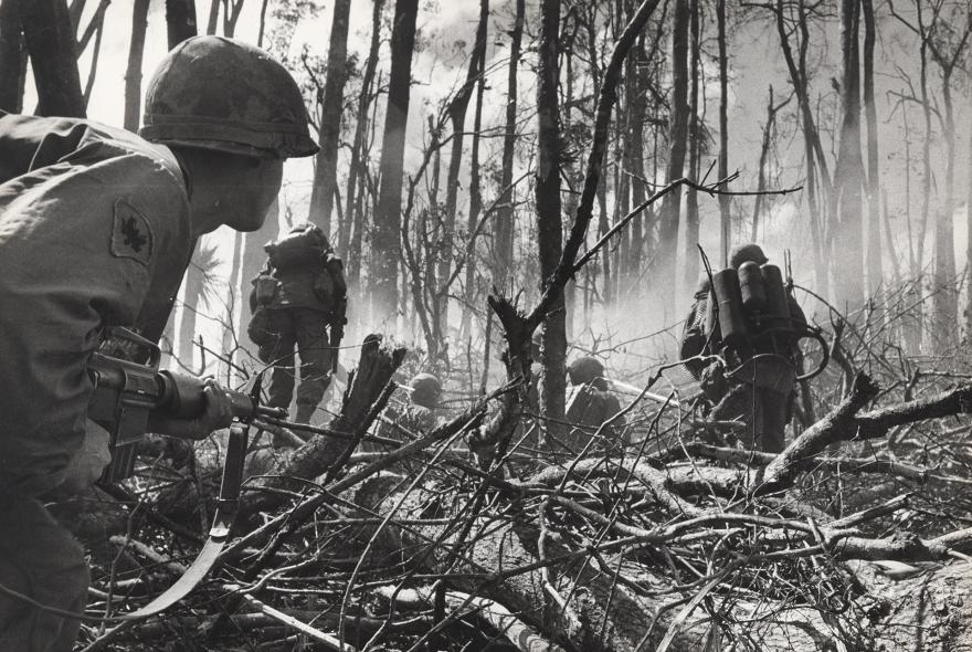 Gilles Caron, Bataille de Dak Tô (Vietnam), attaque de la colline 875, 1967 © Donation Gilles Caron, ministère de la Culture (France), MPP