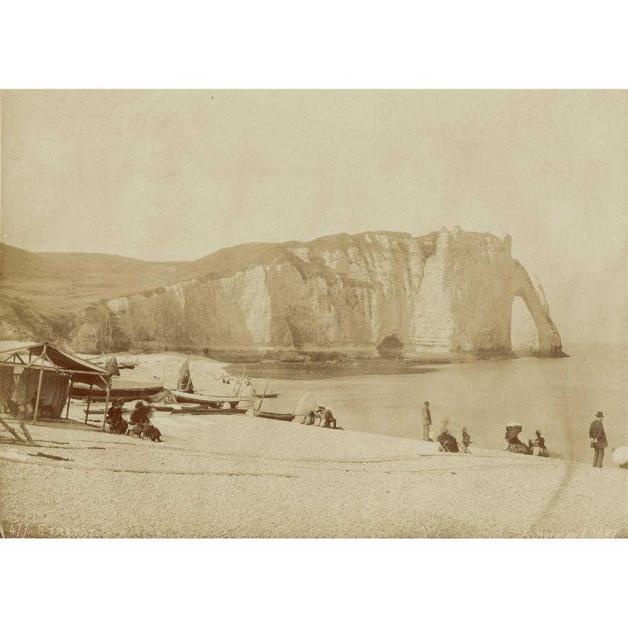 Alfred-Nicolas Normand, Touristes sur la plage, falaise d'Aval à l'arrière-plan, Etretat (Seine-Maritime), 1887 © Ministère de la Culture (France), MPP, diff RMN-GP