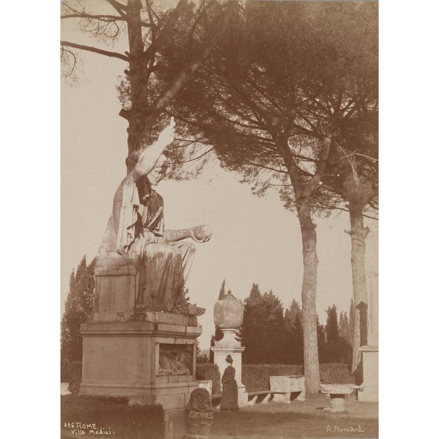 Alfred-Nicolas Normand, Statue de la déesse Rome dans les jardins de la Villa Médicis, Rome (Italie), 1885 © Ministère de la Culture (France), MPP, diff RMN-GP
