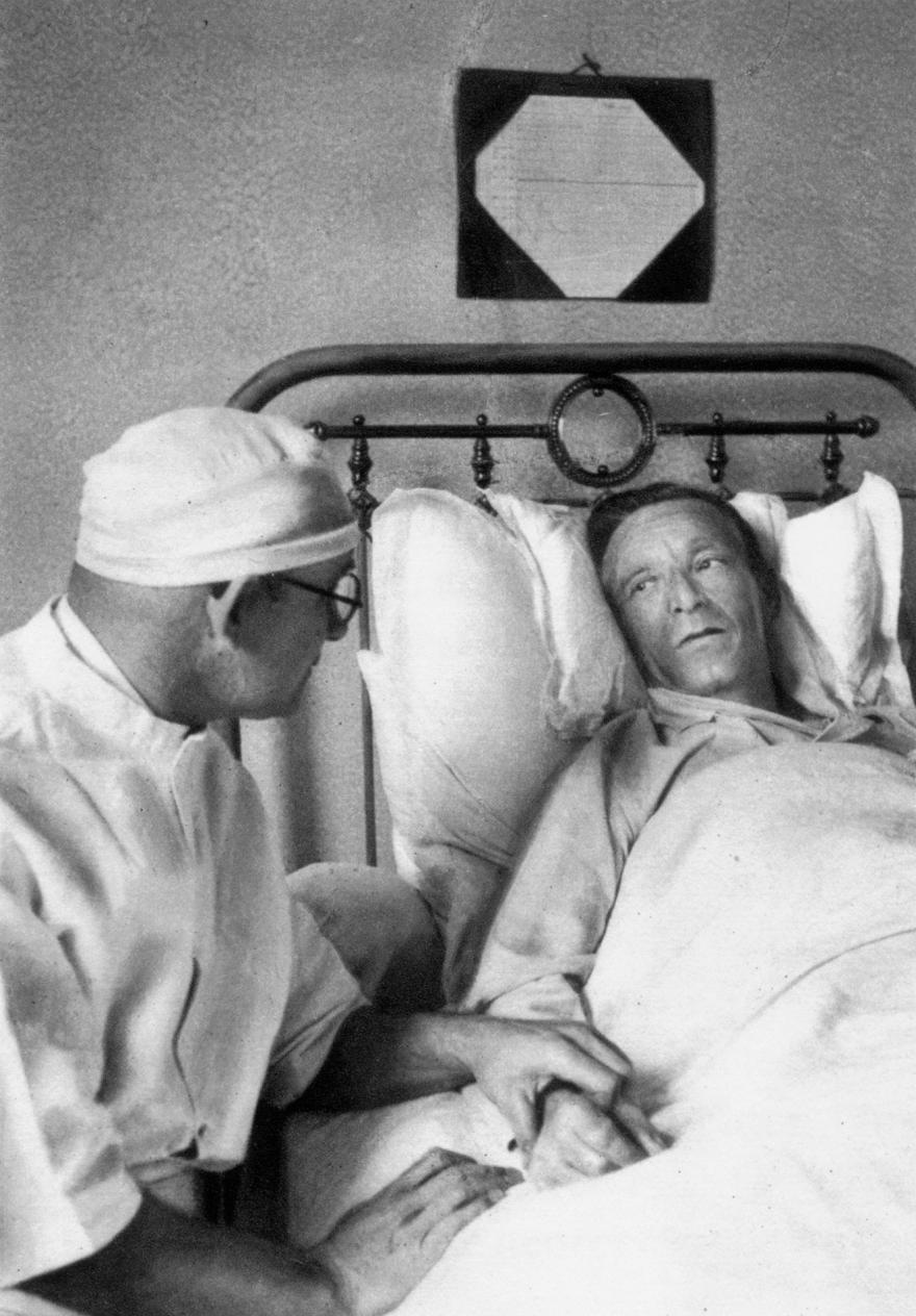Jean Roubier, Médecin au chevet de son patient, 1933 (avant)