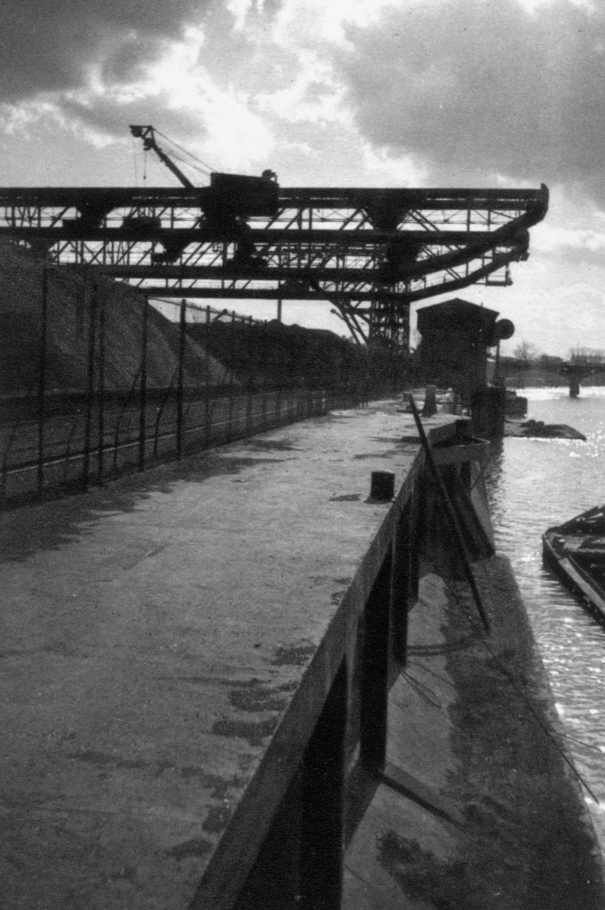 Jean Roubier, Port : quai de déchargement avec grues, 1933 (avant)
