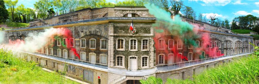 Anne Garde, La façade du fort, vue panoramique, fumigènes blanc, vert et rouge © Ministère de la Culture (France), MPP, diff. RMN-GP