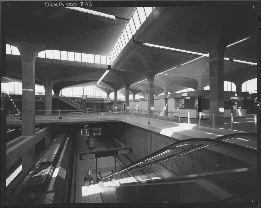Gilles Erhmann, La gare de Roissy (Val-d’Oise), 1976 © Donation Gilles Ehrmann, ministère de la Culture (France), MPP, diff. GrandPalaisRMN Photo